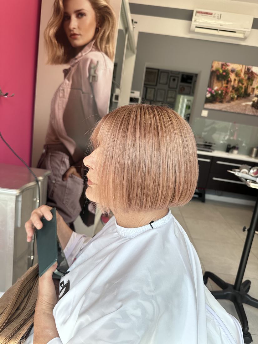 Krótki bob z grzywką w odcieniu rose gold — koloryzacja WSÓWKA, Lubin