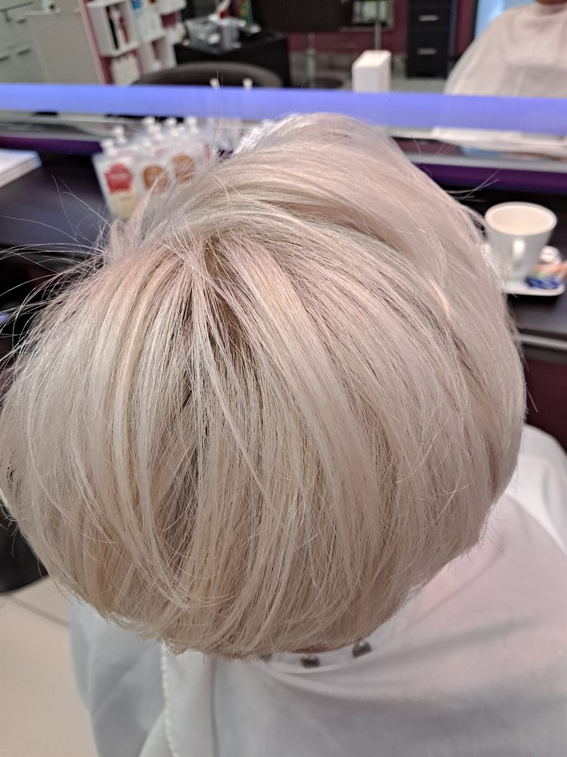 Chłodny platynowy blond na krótkim cięciu — WSÓWKA, Lubin