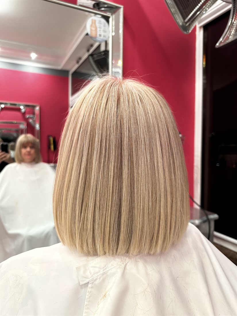 Prosty blunt bob w jasnym blondzie — strzyżenie i koloryzacja WSÓWKA, Lubin